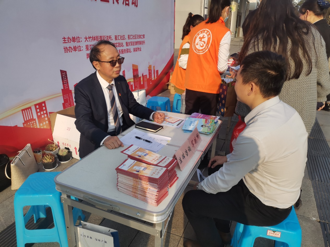 弘扬法治精神 促进社区和谐——军航律师深入社区开展法治宣传活动