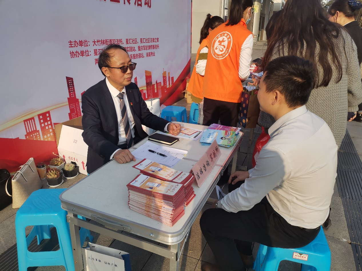 军航律师深入社区开展法治宣传活动